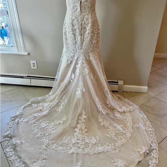 Wedding Dress - Picture 1 of 8